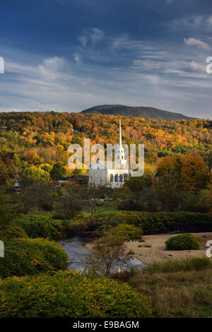Stowe Community Church und Pinsel Hill mit Herbst Farben bei Sonnenschein Stowe und Waterbury Fluss Vermont USA Stockfoto