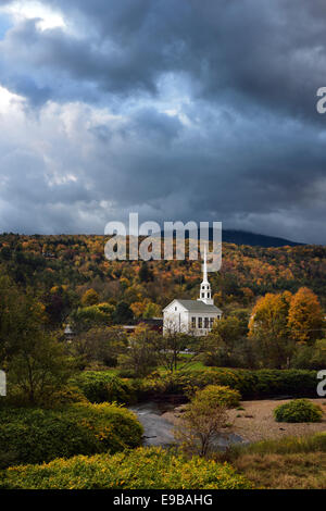 Dunkle Wolken über Stowe Community Church gegen Herbst Farbe am Pinsel Hill mit Waterbury Fluss Stowe Vermont USA Stockfoto