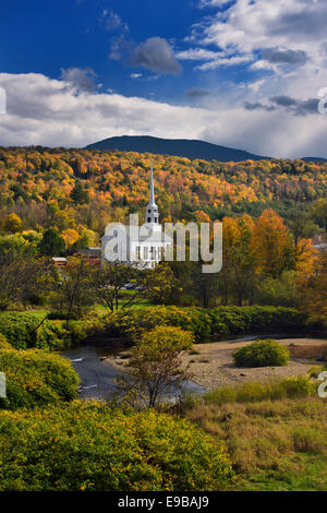 Stowe Community Church mit Pinsel Hügel im Sonnenschein mit Baum Herbstfarben und Waterbury Fluss Stowe Vermont USA Stockfoto