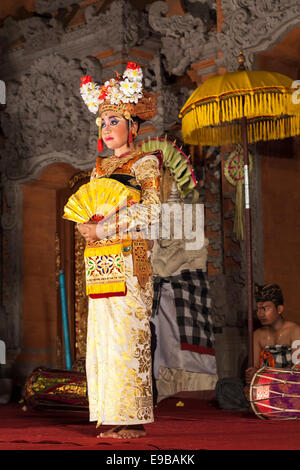 Junge Frau, die Durchführung von traditionellen [Legong Trance Dance] in bunten Kostümen, [Ubud Palast], Bali, Indonesien Stockfoto