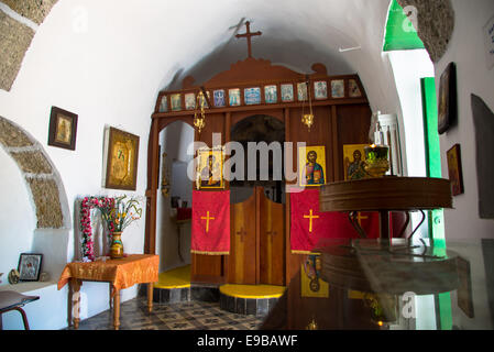 Innenraum der kleinen weißen Kirche in Tripiti auf Milos Griechenland Stockfoto