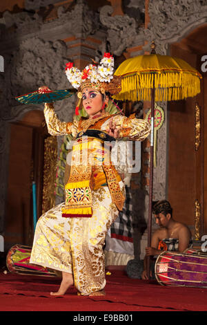 [Legong Trance Dance] durchgeführt von schönen jungen balinesische Frau, [Ubud Palast], Bali, Indonesien Stockfoto