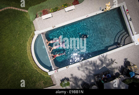 Luftbild-Drohne Foto der drei Meerjungfrauen fotografiert in einem Pool in Virginia Beach, Virginia. Stockfoto