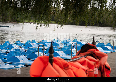 Tretboot fahren auf dem See im Regents Park, London festgemacht. Stockfoto