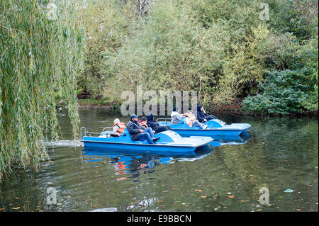 Bootfahren auf dem See im Regents Park, Royal Park in London. Stockfoto