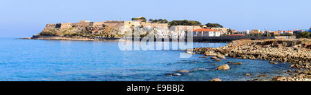 Panoramablick auf die Burg Fortezza in Rethymnon, Kreta, ein schönes Beispiel der militärischen Architektur aus dem 16. Jahrhundert. Stockfoto