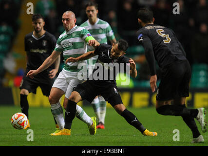 Glasgow, Schottland. 23. Oktober 2014. UEFA Europa League. Celtic gegen Astra Giurgiu. Scott Brown tussles mit Takayuki Seto Credit: Action Plus Sport/Alamy Live News Stockfoto