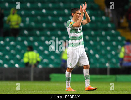 Glasgow, Schottland. 23. Oktober 2014. UEFA Europa League. Celtic gegen Astra Giurgiu. Stefan Scepovic begrüßt die Celtic-Fans nach dem 2: 1-Sieg Credit: Action Plus Sport/Alamy Live News Stockfoto