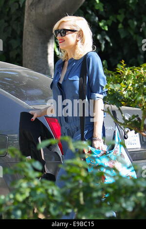 Gwen Stefani mit ihrer Familie und ihren Pommerschen Hund namens Chewy auf Ostern Sonntag mit: Gwen Stefani Where: Los Angeles, California, Vereinigte Staaten von Amerika bei: 20. April 2014 Stockfoto