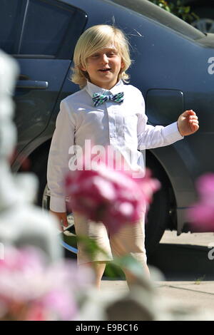 Gwen Stefani mit ihrer Familie und ihren Pommerschen Hund namens Chewy auf Ostern Sonntag mit: Zuma Rossdale wo: Los Angeles, California, Vereinigte Staaten von Amerika bei: 20. April 2014 Stockfoto