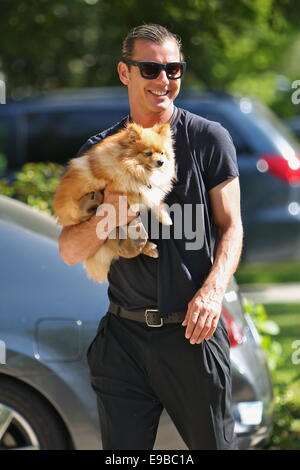 Gwen Stefani mit ihrer Familie und ihren Pommerschen Hund namens Chewy auf Ostern Sonntag mit: Gavin Rossdale wo: Los Angeles, California, Vereinigte Staaten von Amerika bei: 20. April 2014 Stockfoto