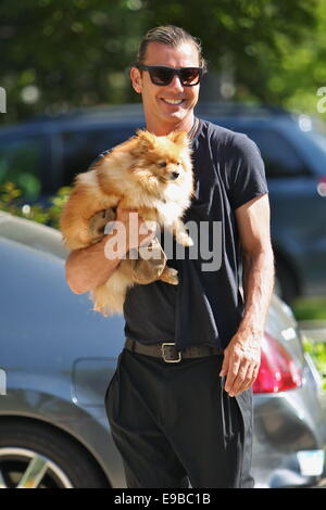 Gwen Stefani mit ihrer Familie und ihren Pommerschen Hund namens Chewy auf Ostern Sonntag mit: Gavin Rossdale wo: Los Angeles, California, Vereinigte Staaten von Amerika bei: 20. April 2014 Stockfoto