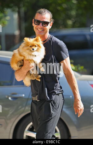 Gwen Stefani mit ihrer Familie und ihren Pommerschen Hund namens Chewy auf Ostern Sonntag mit: Gavin Rossdale wo: Los Angeles, California, Vereinigte Staaten von Amerika bei: 20. April 2014 Stockfoto