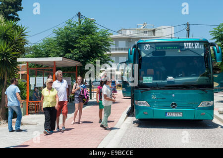 Passagiere geben Sie einen Bus an einer Bushaltestelle in die Stadt Kos, Insel Kos, Griechenland Stockfoto