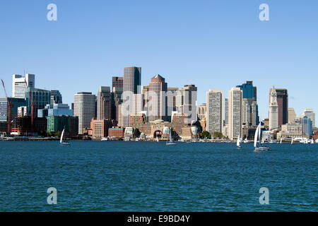 Blick auf die Innenstadt von Boston, Massachusetts, USA Skyline über Boston Inner Harbor aus gesehen. Stockfoto