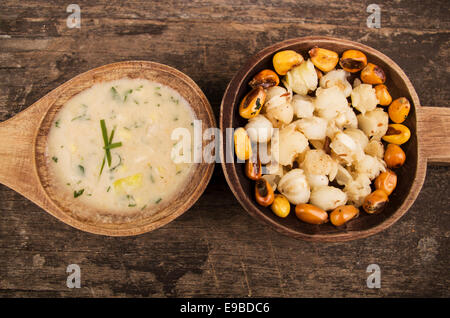 Maismehl und geröstetem Mais Muttern Mote mit Zwiebackbrösel ecuadorianischen traditionelle Speisen Stockfoto