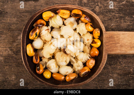 Maismehl und geröstetem Mais Muttern Mote mit Zwiebackbrösel ecuadorianischen traditionelle Speisen Stockfoto