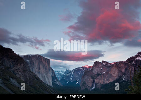 Rosa Wolken über Yosemite Valley aus gesehen in der Nähe von Tunnel View, Yosemite-Nationalpark, Kalifornien. Stockfoto