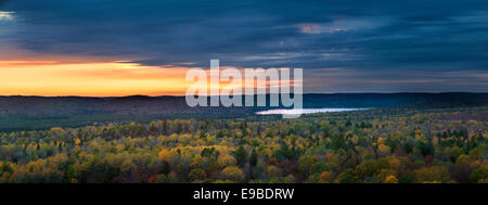 Fallen Sie Waldbäume und Sonnenuntergang von Lookout Trail in Algonquin Provincial Park, Kanada betrachtet. Stockfoto