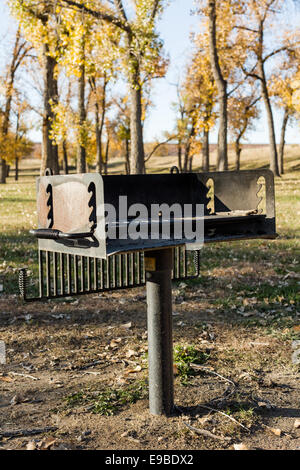 Typische Picknick Grill im amerikanischen State Park. Stockfoto