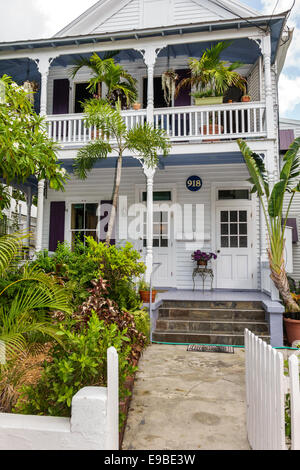 Key West Florida, Keys Fleming Street, Haushäuser Häuser Häuser Häuser Residenz, Haus, private Residenz, Veranda, Balkongeländer, tropische Landschaftsgestaltung vegeta Stockfoto