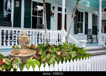 Key West Florida, Keys Fleming Street, Haushäuser Häuser Häuser Häuser Wohnsitz, Haus, private Residenz, weißer Pfostenzaun, Veranda, Brunnen, tropische Mo Stockfoto