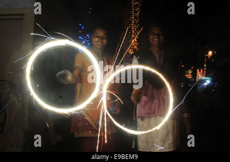 Karachi, hinduistische Lichterfest. 23. Oktober 2014. Pakistanische Hindus spielen mit Feuerwerk, Diwali, das hinduistische Lichterfest, im südlichen Hafenstadt pakistanischen Stadt Karachi am 23. Oktober 2014 zu feiern. Das hinduistische Lichterfest Diwali, markiert die Heimkehr des Gott Herr Ram nach bezwingen der Dämonenkönig Ravana und symbolisiert die Menschen aus der Finsternis zu Licht und den Sieg des guten über das Böse. Bildnachweis: Masroor/Xinhua/Alamy Live-Nachrichten Stockfoto