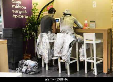 Stillstehen, bewegungslos, Straße Künstler / Interpreten haben eine Ruhe und Entspannung Mal eine Pause im Café, Coffee-Shop, Paris, Stockfoto