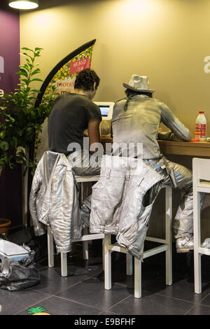 Stillstehen, bewegungslos, Straße Künstler / Interpreten haben eine Ruhe und Entspannung Mal eine Pause im Café, Coffee-Shop, Paris. Stockfoto