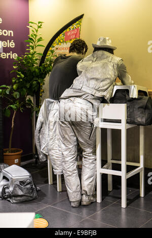 Stillstehen, bewegungslos, Straße Künstler / Interpreten haben eine Ruhe und Entspannung Mal eine Pause im Café, Coffee-Shop, Paris. Stockfoto