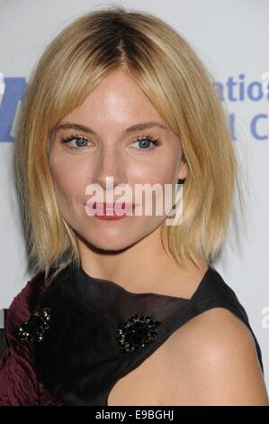 Los Angeles, Kalifornien, USA. 23. Oktober 2014. 23. Oktober 2014 - Los Angeles, Kalifornien, USA - Schauspielerin SIENNA MILLER bei der "internationalen; Medizinische Korps-Dinner "im Beverly Wilshire Hotel statt. Bildnachweis: Paul Fenton/ZUMA Draht/Alamy Live-Nachrichten Stockfoto