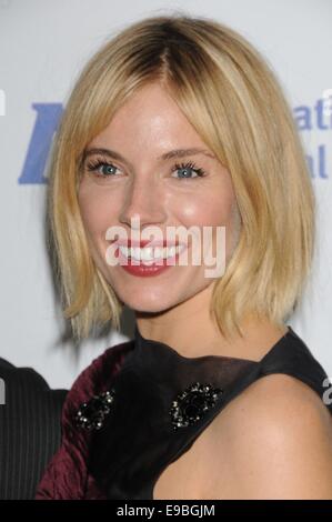 Los Angeles, Kalifornien, USA. 23. Oktober 2014. 23. Oktober 2014 - Los Angeles, Kalifornien, USA - Schauspielerin SIENNA MILLER bei der "internationalen; Medizinische Korps-Dinner "im Beverly Wilshire Hotel statt. Bildnachweis: Paul Fenton/ZUMA Draht/Alamy Live-Nachrichten Stockfoto