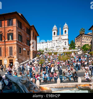 Rom, Italien - 15. Mai 2012: Touristen, die spanische Treppe.  Spanische Treppe ist eine Reihe von Schritten in Rom. Es ist eines von Rom Stockfoto