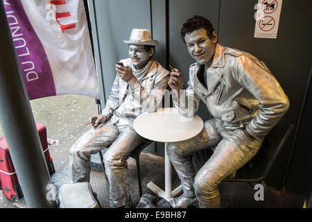 Stillstehen, bewegungslos, Straße Künstler / Interpreten haben eine Ruhe und Entspannung Mal eine Pause im Café, Coffee-Shop, Paris. Stockfoto