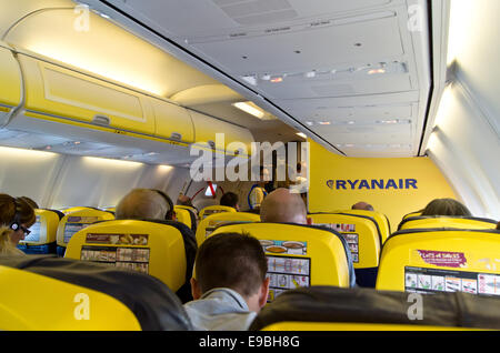 Passagiere und Crew in der Kabine eine Ryanair Boeing 737-800 Stockfoto