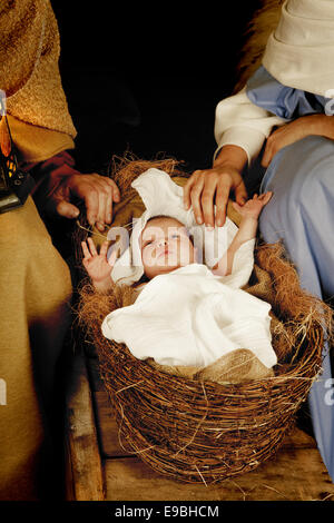 20 Tage alten Baby schläft in einer Weihnachtskrippe Krippe Stockfoto