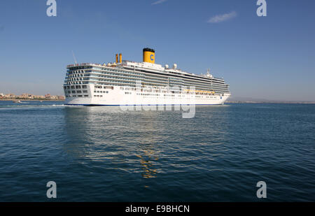 Costa Kreuzfahrten Kreuzfahrtschiff "COSTA LUMINOSA" (294 m) - Hafen verlassen, am späten Nachmittag - der Hafen von Palma De Mallorca / Mallorca Stockfoto