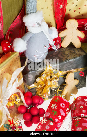 Festliche Geschenke und Lebkuchenmänner für Heiligabend Stockfoto