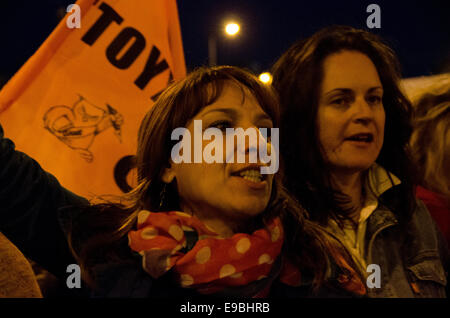 Athen, Griechenland. 23. Oktober 2014. Demonstranten in den meisten Lehrern schreien anti-Regierung und Anti-Sparmaßnahmen-Slogans wie sie durch die Straßen von Athen auf dem Weg in das griechische Parlament marschieren. Eine Demonstration wurde in Athen gegen die Sparmaßnahmen, die Ausrichtung der griechischen öffentlichen Bildung organisiert. Bildnachweis: George Panagakis/Pacific Press/Alamy Live-Nachrichten Stockfoto