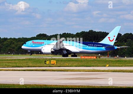 Thomson Airways Boeing 787-8 Dreamliner des Rollens bei Manchester Flughafen, Manchester, Greater Manchester, England, UK, Europa. Stockfoto