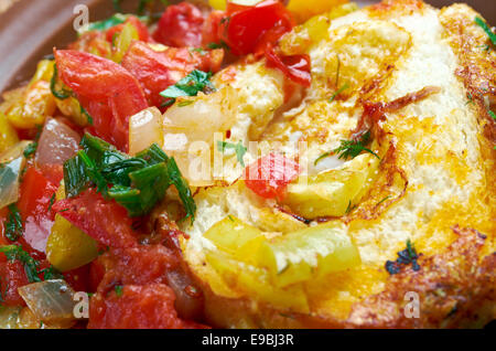 Ei in einem Loch ist Frühstückskarte mit Tomaten und Paprika Stockfoto