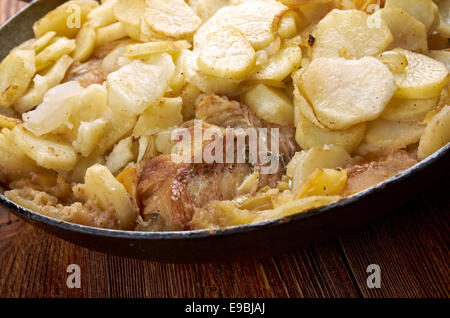 Gebackene Rote Zackenbarsch mit Kartoffel und Apfel Stockfoto