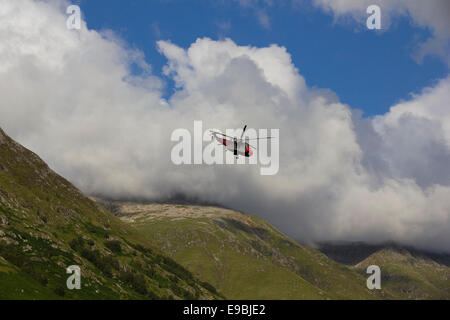 Royal Navy Rettungshubschrauber über den Hängen des Glen Nevis in der Nähe von Ben Nevis Stockfoto