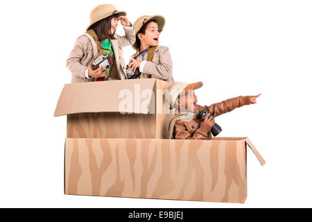 Kindergruppe in einem Karton spielen safari Stockfoto