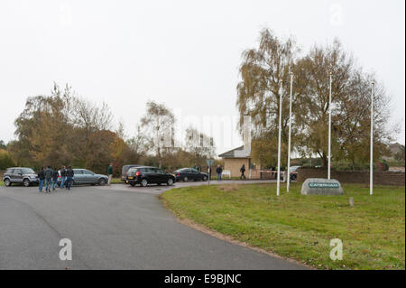 Leafield, Oxfordshire, Vereinigtes Königreich. 24. Oktober 2014. Caterham F1 Werksschließung. Arbeitnehmern im Caterham F1-Werk in Leafield in Oxfordshire fanden sich, die Anlage heute Morgen gesperrt. Das Swiss-Middle Eastern Besitzer Formel-1-Team, das unter einer malaysischen Lizenz Rennen ging in die Verwaltung am Montag. Bildnachweis: Desmond Brambley/Alamy Live-Nachrichten Stockfoto