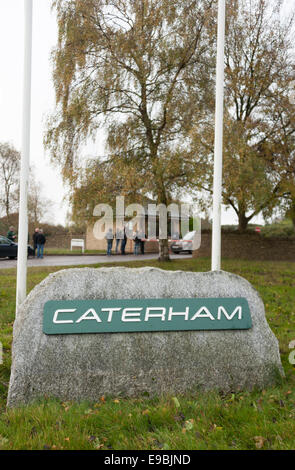 Leafield, Oxfordshire, Vereinigtes Königreich. 24. Oktober 2014. Caterham F1 Werksschließung. Arbeitnehmern im Caterham F1-Werk in Leafield in Oxfordshire fanden sich, die Anlage heute Morgen gesperrt. Das Swiss-Middle Eastern Besitzer Formel-1-Team, das unter einer malaysischen Lizenz Rennen ging in die Verwaltung am Montag. Bildnachweis: Desmond Brambley/Alamy Live-Nachrichten Stockfoto