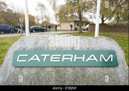 Leafield, Oxfordshire, Vereinigtes Königreich. 24. Oktober 2014. Caterham F1 Werksschließung. Arbeitnehmern im Caterham F1-Werk in Leafield in Oxfordshire fanden sich, die Anlage heute Morgen gesperrt. Das Swiss-Middle Eastern Besitzer Formel-1-Team, das unter einer malaysischen Lizenz Rennen ging in die Verwaltung am Montag. Bildnachweis: Desmond Brambley/Alamy Live-Nachrichten Stockfoto