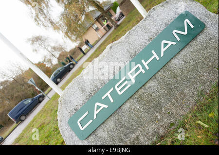 Leafield, Oxfordshire, Vereinigtes Königreich. 24. Oktober 2014. Caterham F1 Werksschließung. Arbeitnehmern im Caterham F1-Werk in Leafield in Oxfordshire fanden sich, die Anlage heute Morgen gesperrt. Das Swiss-Middle Eastern Besitzer Formel-1-Team, das unter einer malaysischen Lizenz Rennen ging in die Verwaltung am Montag. Bildnachweis: Desmond Brambley/Alamy Live-Nachrichten Stockfoto