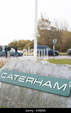 Leafield, Oxfordshire, Vereinigtes Königreich. 24. Oktober 2014. Caterham F1 Werksschließung. Arbeitnehmern im Caterham F1-Werk in Leafield in Oxfordshire fanden sich, die Anlage heute Morgen gesperrt. Das Swiss-Middle Eastern Besitzer Formel-1-Team, das unter einer malaysischen Lizenz Rennen ging in die Verwaltung am Montag. Bildnachweis: Desmond Brambley/Alamy Live-Nachrichten Stockfoto