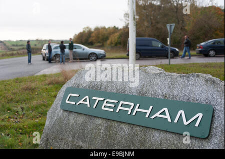 Leafield, Oxfordshire, Vereinigtes Königreich. 24. Oktober 2014. Caterham F1 Werksschließung. Arbeitnehmern im Caterham F1-Werk in Leafield in Oxfordshire fanden sich, die Anlage heute Morgen gesperrt. Das Swiss-Middle Eastern Besitzer Formel-1-Team, das unter einer malaysischen Lizenz Rennen ging in die Verwaltung am Montag. Bildnachweis: Desmond Brambley/Alamy Live-Nachrichten Stockfoto